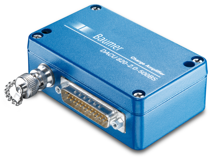 Multi-range charge amplifier for piezoelectric sensors
